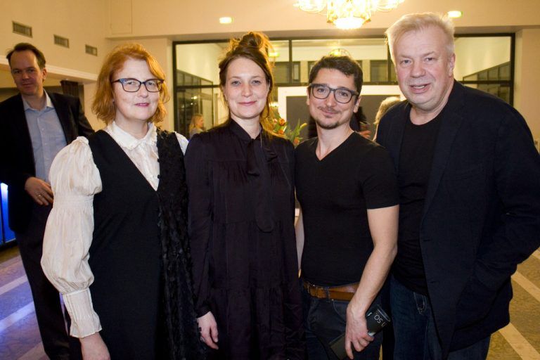 Feierten die Uraufführung: Intendantin Stephanie Gräve, Ines Burisch (Bühne), Autor Thomas Arzt und Regiesseur Tobias Wellemeyer.