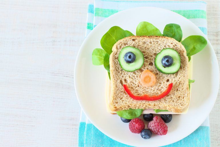 So lustig angerichtet, lassen sich auch Kinder für ein gesundes Pausenbrot begeistern. adobe stock
