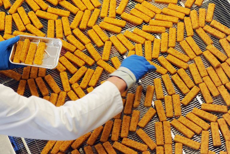 Fischstäbchen: Viele Kinder lieben sie, und aus der schnellen Küche sind Produkte wie diese nicht mehr wegzudenken.apa/dpa