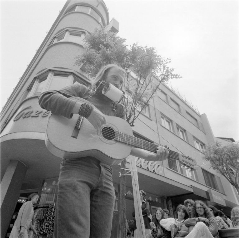 Folksänger in der Bregenzer Kaiserstraße im Jahr 1977. Vorarlberger landesbibliothek/Sammlung Rudolf Zündel