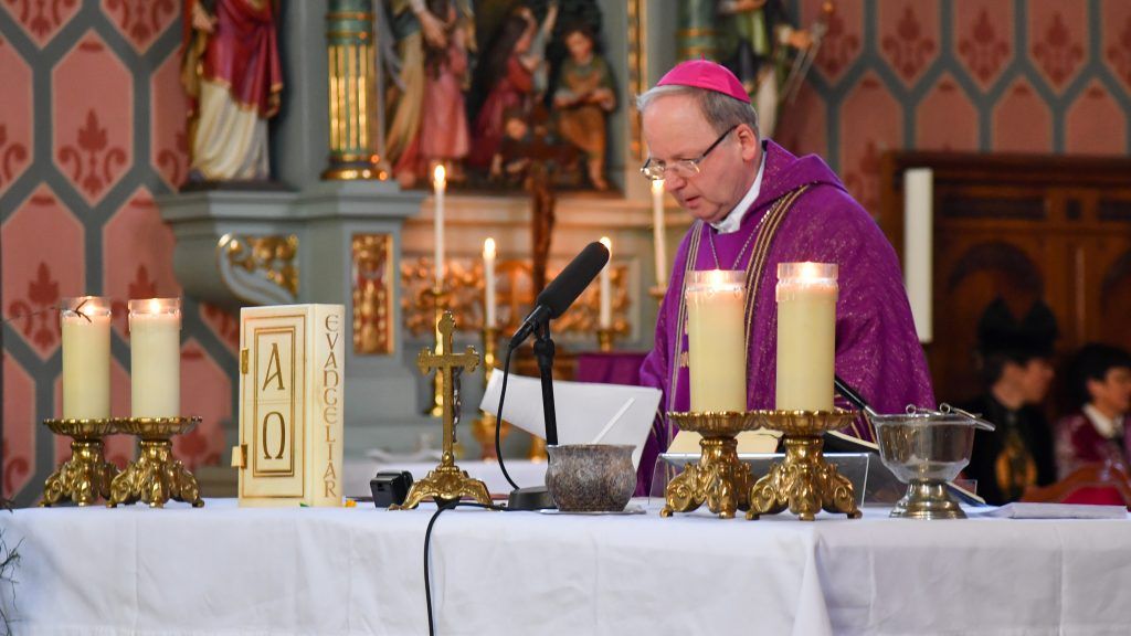 Kein Friedensgruß durch Händedruck und keine großen Gottesdienste