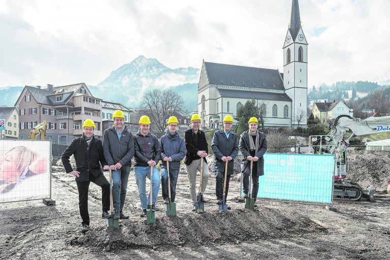 Gemeinsam für Frastanz: Im Schulterschluss setzten die Gemeinde, Architekten und Baumeister den Baustart.foto: Hefel