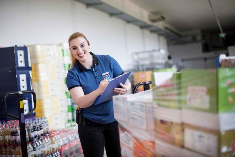 Hofer honoriert den geleisteten Einsatz und das Engagement seiner Tausenden Mitarbeiter im Verkauf sowie im Lager mit einer Prämie, die on top zum Gehalt ausbezahlt wird. FA