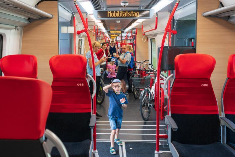 Kinder, Familien und Fahrradfahrer kommen komfortabel von A nach B und zeigen sich begeistert vom neuen ÖBB-Cityjet TALENT3.