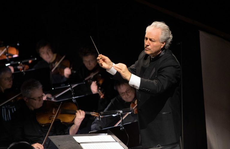 Manfred Honeck trat zuletzt im Rahmen der „Fidelio“-Produktion im Theater an der Wien in Österreich auf. Theater/Rittershaus