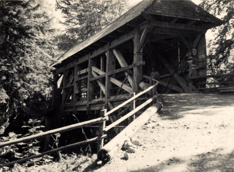  Die 1845 erbaute Holzbrücke über das Rappenloch hielt über 50 Jahre.  <span class="copyright">Stadtarchiv </span>