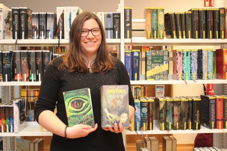 Sarah Oppeneiger mit den beiden Büchern, die sie dem Fantasy-Genre näherbrachten. vn/JLO