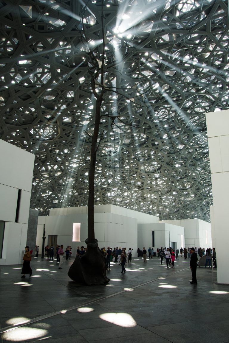 Das von Jean Nouvel entworfene Louvre ist das einzige der drei geplanten Museen, das bisher fertiggestellt wurde. <span class="copyright">Shutterstock</span>