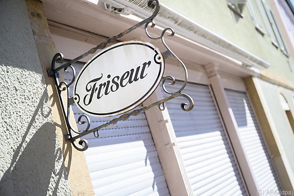 Friseure öffnen unter strengen Regeln