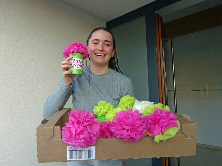 Anna mit ihren gesammelten Basteleien.