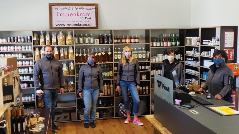 Das Frauenkram Team Manuel, Davina, Karin, Tanja, Patricia bei der doch etwas anderen Eröffnung. 