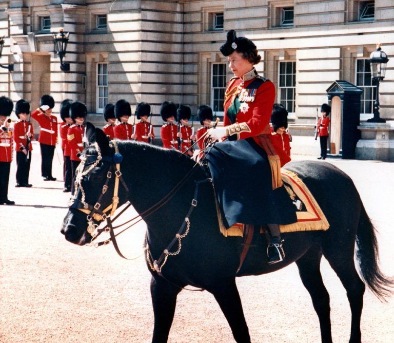 1986 war die englische Königin mit ihrem Lieblingspferd Burmese bei „Trooping the Colour“ dabei.ap
