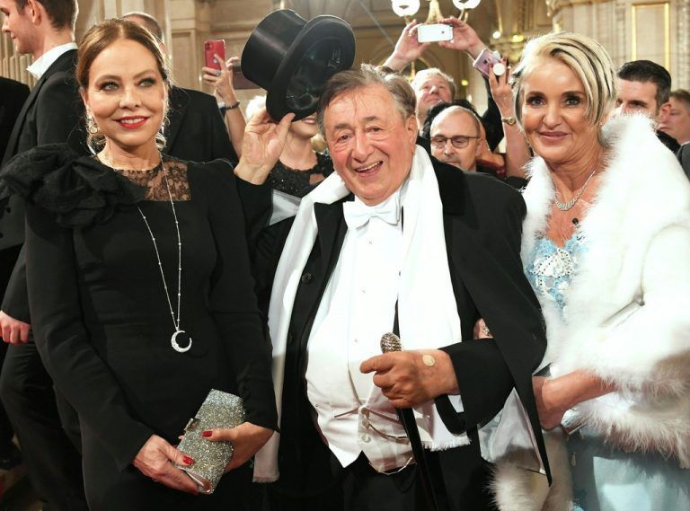 2020 wurde er von der Schauspielerin Ornella Muti begleitet. APA