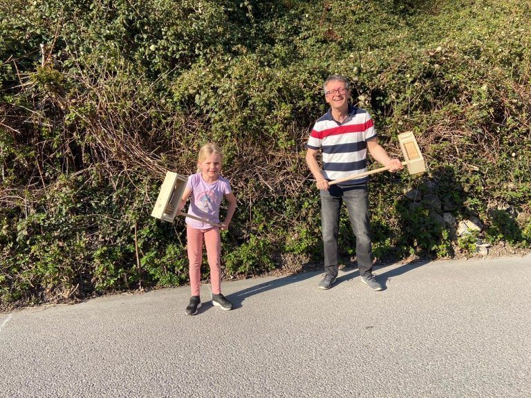 Die Tradition mit den laut ratternden Ratschen verbindet Jung und Alt im Dornbirner Viertel Gechelbach.