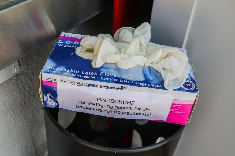 Einweghandschuhe für die notwendige Hygiene-Sicherheit beim Bedienen des Automaten. <span class="copyright">VN/Steurer</span>