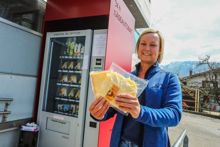 Sennerei-Geschäftsführerin Sandra Metzler und der 24-h-Käseautomat, der "Kasimir" getauft wurde und seit der Coronakrise gute Dienste leistet. <span class="copyright">VN/Steurer</span>
