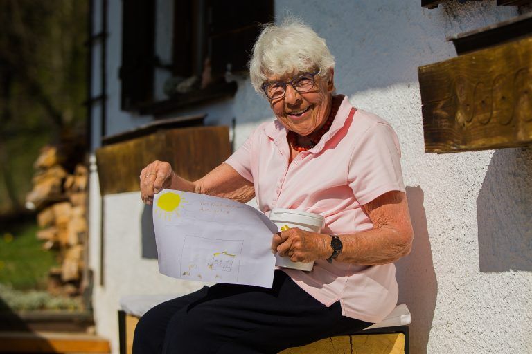Waltraud Walla (85) freut sich über die Speise und die Zeichnung der Kinder, die mit zur Gute-Laune-Verkostung gehört. <span class="copyright">VN/Steurer</span>
