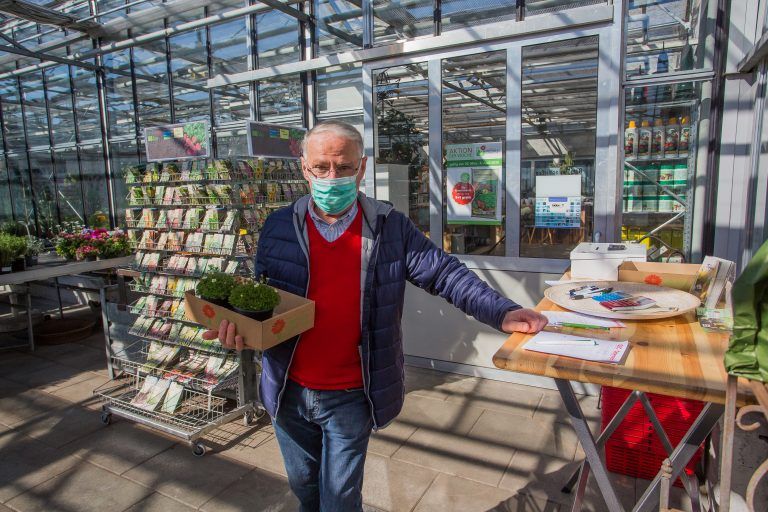 Gerhard kam vorsorglich schon mit Schutzmaske zum Einkauf in die Gärtnerei. <span class="copyright">VN/Steurer</span>
