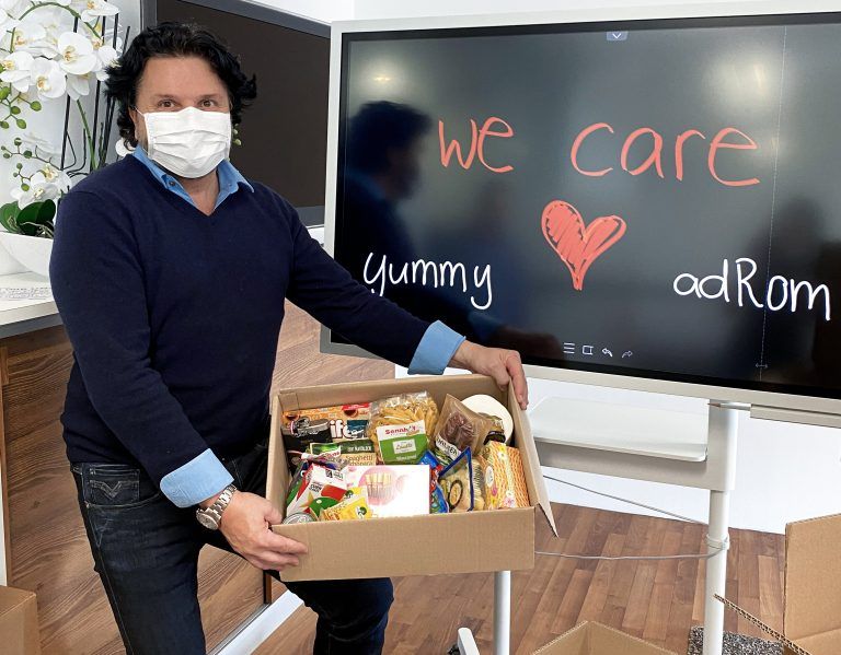 Die Pakete enthalten unter anderem Hand-Hygieneartikel und Klopapier. adrom