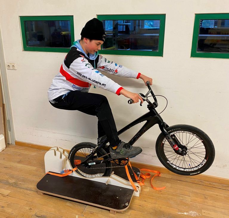 Leo Hugl schwingt sich auch daheim auf sein BMX-Rad.