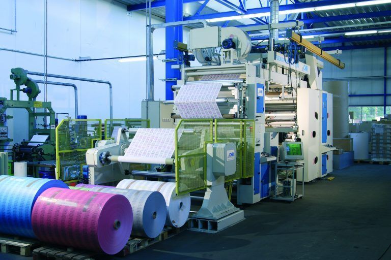 Bei Müroll werden Klebebänder, Papierrollen und Etiketten für wichtige Lebensmittel und Bedarfsgüter produziert - jetzt mit vielen Vorkehrungen. Fa