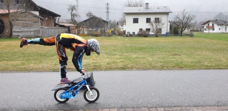 Paikea Marte stellt im Rahmen der BMX Homework ihr fahrerisches Können unter Beweis.