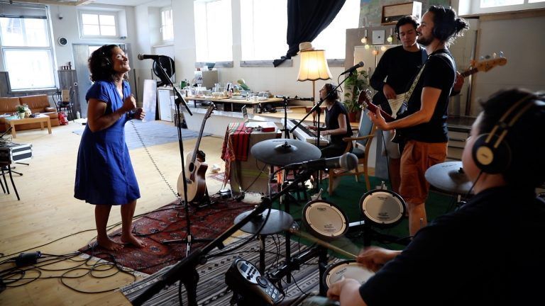 Musik als weiteres Standbein und auch als Ausgleich. Mit ihrer Band hat Daniela Kohler mehrere Stücke zum Film aufgenommen. Bei Screenings spielen sie live.