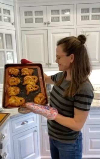 Abseits vom Hollywoodglamour, genießt es Jennifer Garner für ihre Familie zu kochen und zu backen. Jetzt hat die dreifache Mutter Zeit, ihre Backkünste zu perfektionieren. Jennifer Garner, 47, Schauspielerin
