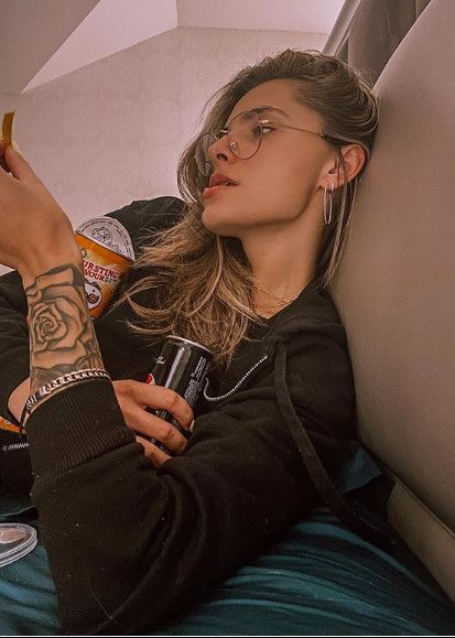 Auch das muss zwischendurch sein: Sophia Thomalla gönnt sich einen gemütlichen Nachmittag auf der Couch mit Chips und Cola. Sophia Thomalla, 33, Schauspielerin, Moderatorin und Model