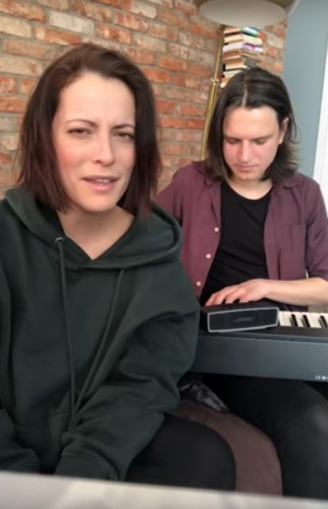 AUCH SILBERMOND DENKEN AN DIE HELFERDie Band Silbermond dankt mit „Machen wir das Beste draus“ allen, „die gerade schuften gegen den Tod“. Die auf Youtube zu Ostern schon gut eine Million Mal angeklickte Hymne richtet sich aber nicht nur an Helfer im Gesundheitswesen, sondern wirbt für Abstand. Und das Lied lässt auch die Hoffnung auf bessere Zeiten nicht zu kurz kommen - der aufbauende Songtitel deutet es ja bereits an.