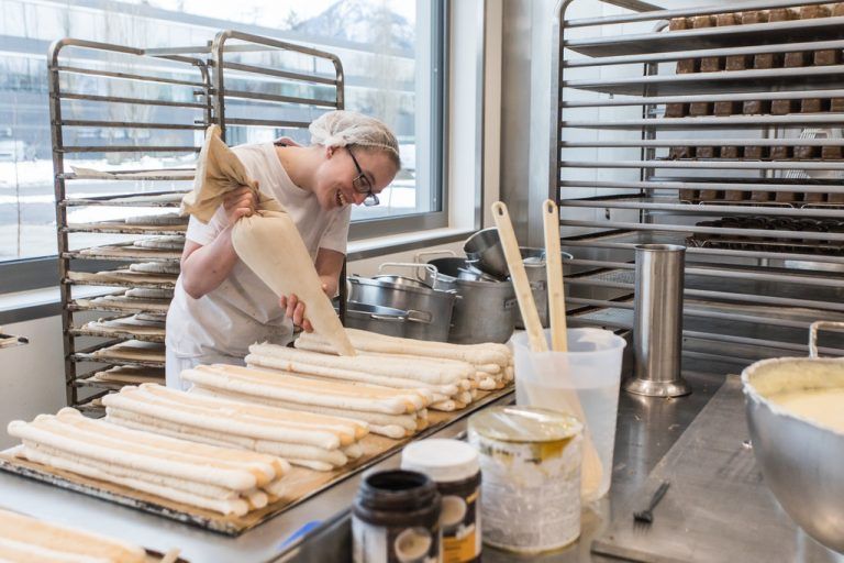 Bei Mangold wir sehr viel von Hand gearbeitet, außerdem verwendet die Bäckerei hauseigene Natursauerteige und setzt auf Rohstoffe von regionalen Lieferanten. VN/Steurer
