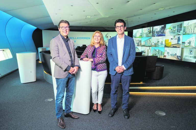 Christian Hefel, DI Graziella Hefel, Bmstr. Wilfried Hefel im Terminal V in Lauterach.Hefel