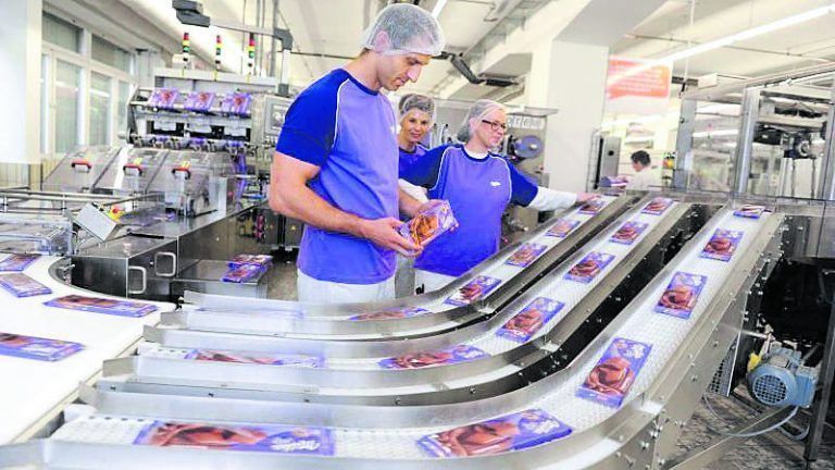 Das Milka-Werk in Bludenz produziert auch derzeit mit motivierten Mitarbeitern (Bild entstand vor der Coronakrise) im Vollbetrieb Schokolade.vlmi