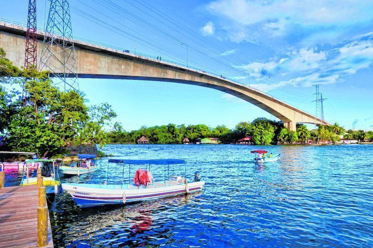 Die Boote können südlich der Brücke im Ort Rio Dulce gechartert werden.