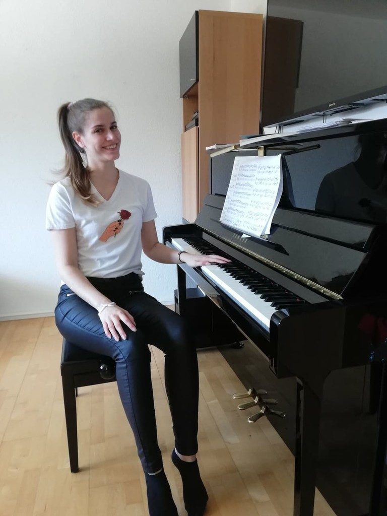 Die ehemalige Miss Vorarlberg Daria Schuricht hat ein perfektes Mittel gegen Langeweile. „Um nicht verrückt zu werden, verbringe ich viel Zeit am Klavier. Es ist sozusagen mein Zufluchtsort und macht mich immer glücklich. Beim Klavierspielen bin ich voll und ganz in der Musik.“ Daria Schuricht, 20, Miss Vorarlberg 2018