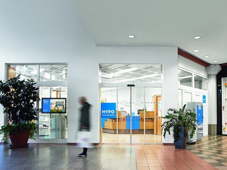 Die Hypo-Filiale im Dornbirner Messepark wird derzeit umgebaut. Sie soll die analoge und digitale Beratungswelt verbinden. hypo