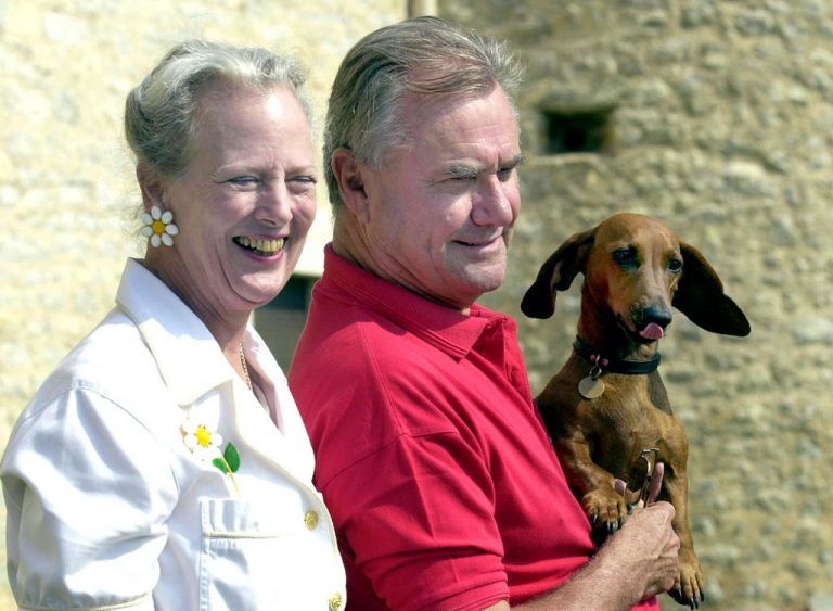 Die Königin und Prinz Henrik haben die Liebe zu Dackeln geteilt.  AP