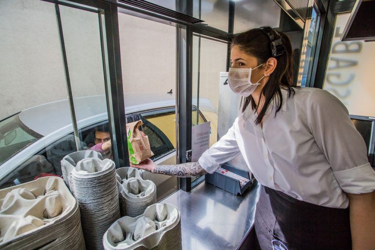 Die Mitarbeiter tragen Schutzmasken.