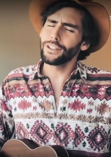 DURCHHALTE-HYMNEN FÜR DIE PANDEMIE-HOTSPOTS Der über 30 Jahre alte Schlager „Resistire“ („Ich werde standhalten“) ist in Spanien zum Hoffnungsträger geworden. Der spanisch-deutsche Popmusiker Alvaro Soler (29) und rund 50 weitere Künstler des vom Virus besonders hart getroffenen Landes haben eine Neufassung („Resistire 2020“) des Songs vom Duo Dinamico gemacht, die auf Youtube millionenfach geklickt wurde. Ähnlich populär in Italien: Roby Facchinettis „Rinascero, Rinascerai“ („Ich werde wiedergeboren, du wirst wiedergeboren“). Alle Einnahmen aus Downloads und Urheberrechten der Künstler Facchinetti und Stefano D‘Orazio werden gespendet.
