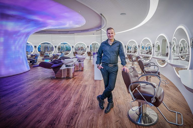 Marcel Eggers Friseursalon ist seit Wochen geschlossen. Er freut sich, dass er bald wieder Kunden begrüßen darf - wenn auch unter Schutzvorkehrungen.