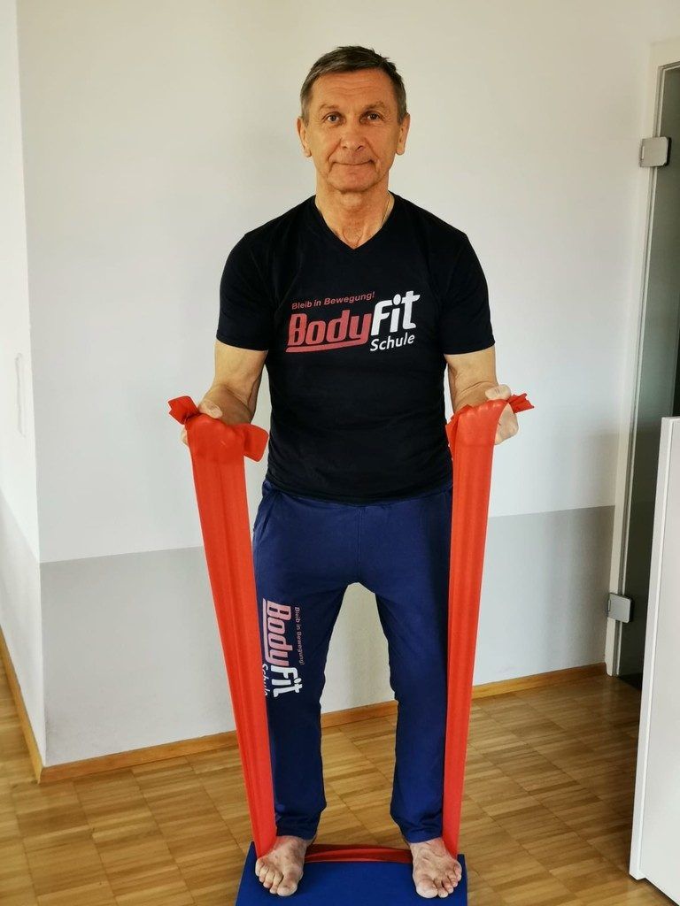 Ein Theraband ist vielseitig einsetzbar und trainiert so die Arm- und Rückenmuskulatur.