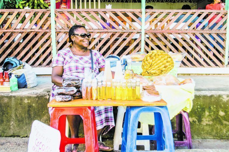Eine Frau bietet an ihrem Marktstand Produkte aus Kokosnüssen an.Shutterstock (5)
