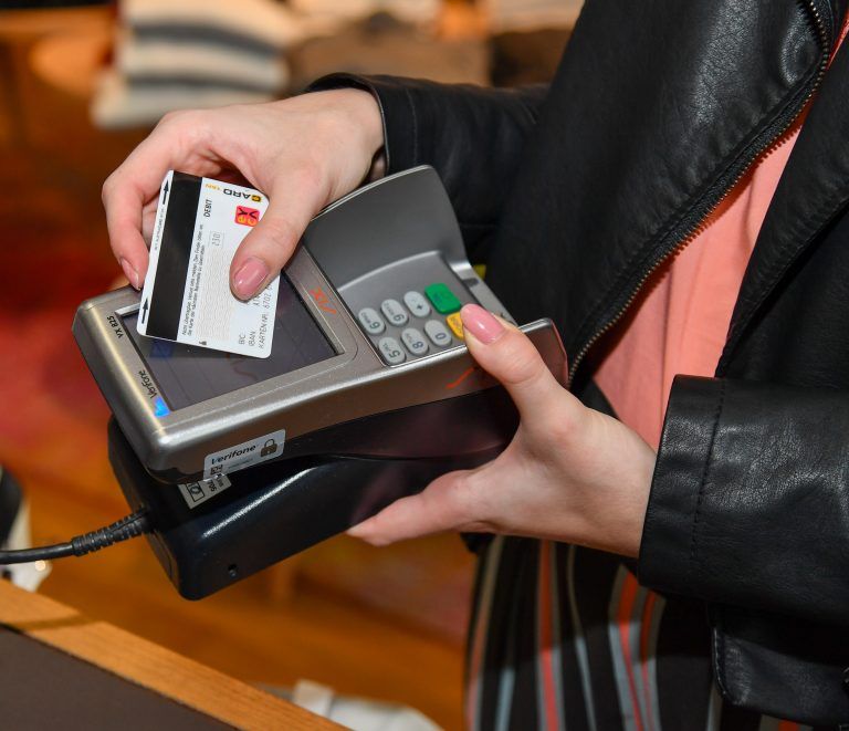 Immer mehr Vorarlberger Konsumenten greifen aufgrund des Aufrufes der Handelsketten zur Bankomatkarte, um an der Supermarktkasse zu bezahlen. VN/Lerch