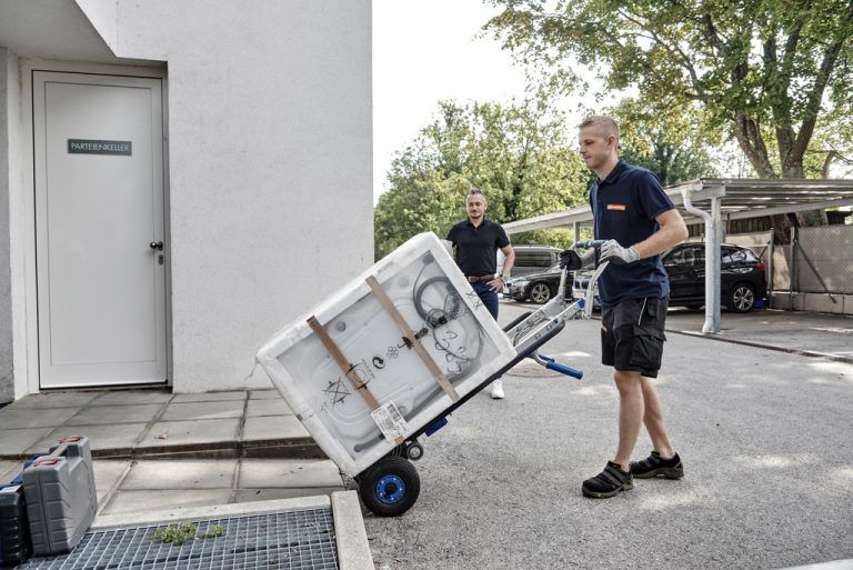 Für lokale Händler liefert Gebrüder Weiss sämtliche Waren zu den Endkunden – vom kleinen Paket bis hin zur schweren Waschmaschine. gw