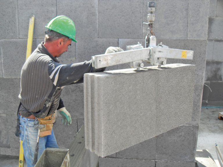 Leichtbeton hat besonders leichte, porenreiche Gesteinskörnungen – sogenannte Leichtzuschläge – die hier zum Einsatz kommen.KLB Klimaleichtblock