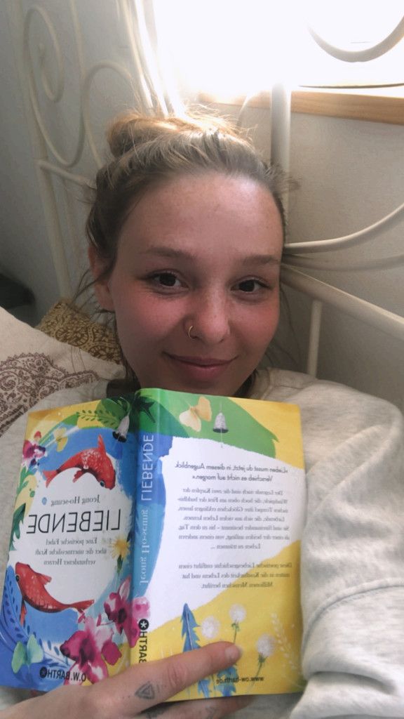 Lisa Aberers Rezept gegen den Lagerkoller ist nicht nur das Schlechte, sondern auch die positiven Seiten zu sehen. „Ich genieße die Zeit auf dem Balkon mit guten Büchern, kann mich auf die Musik konzentrieren, spiele ganz viel mit den Katzen und koche gerne. Ich genieße die Ruhe und lernen sie schätzen.“ Lisa Aberer, 27, Sängerin aus Dornbirn