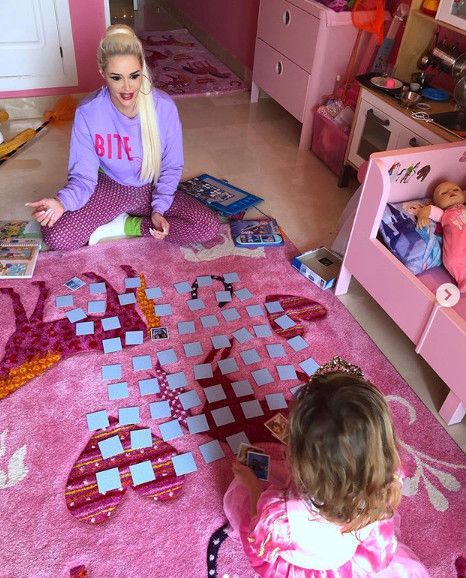 Memory spielen, kochen in der Kinderküche und unzählige Male die Prinzessinenoutfits wechseln. Daniela Katzenberger genießt ihre freie Zeit mit Töchterchen Sophia. Daniela Katzenberger, 33, Reality-Star