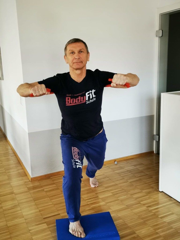 Mit Balancepad und Theraband kann der Körper ebenfalls in Form gehalten werden.