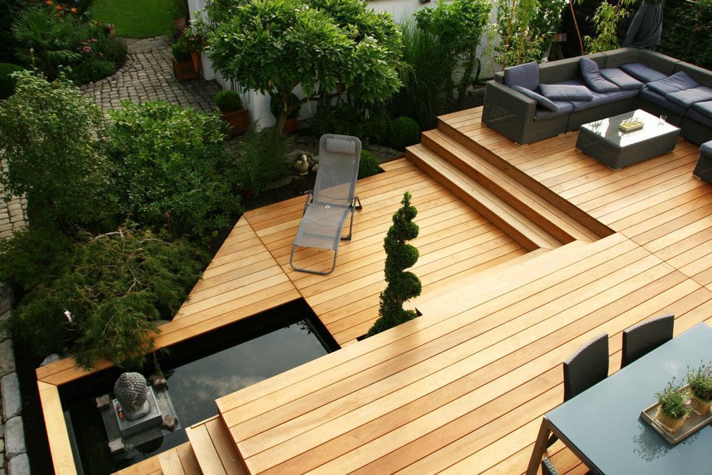 Wohnliches Ambiente durch Holzterrassen