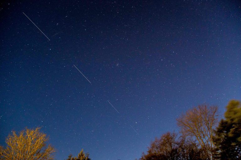 Das von SpaceX betriebene „Starlink“-Netzwerk hat schon mehr als 1600 Satelliten im Erdorbit und damit die Nase vorn.AFP